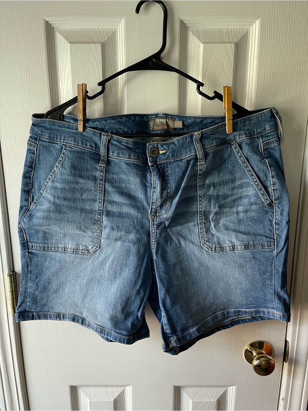 torrid Mid-Rise Denim Shorts in Faded Blue